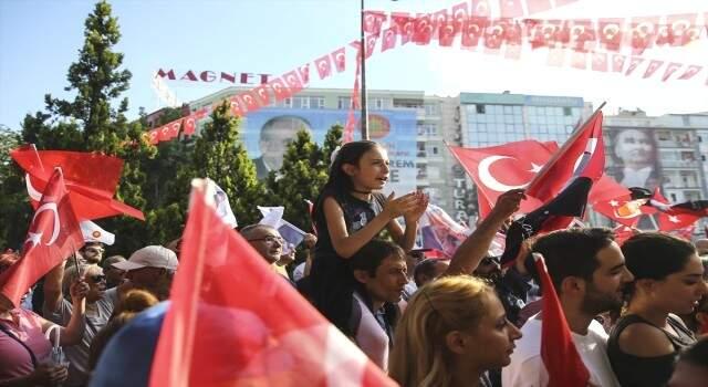 İnce Mitingine Gelinlik ve Damatlıkla Katılan Çifti Görünce telefonunu alın evinize kahve içmeye geleceğim
