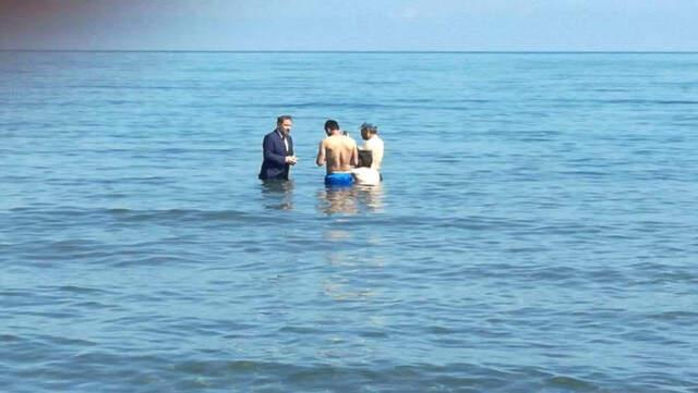 Saadet Partisi Milletvekili Adayından Sıra Dışı Kampanya! Takım Elbise ile Denize Girdi