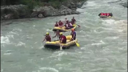 Spor Bakanı Bak, Fırtına Deresinde Rafting Yaptı Spor Bakanı Bak, Fırtına Deresinde Rafting Yaptı