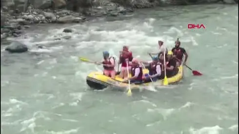 Spor Bakanı Bak, Fırtına Deresinde Rafting Yaptı Spor Bakanı Bak, Fırtına Deresinde Rafting Yaptı