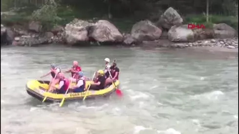 Spor Bakanı Bak, Fırtına Deresinde Rafting Yaptı Spor Bakanı Bak, Fırtına Deresinde Rafting Yaptı