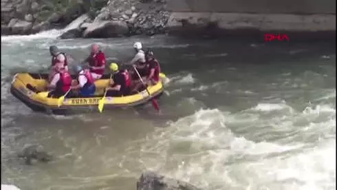 Spor Bakanı Bak, Fırtına Deresinde Rafting Yaptı Spor Bakanı Bak, Fırtına Deresinde Rafting Yaptı