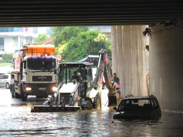 İstanbul'da Araç Alt Geçitte Mahsur Kaldı