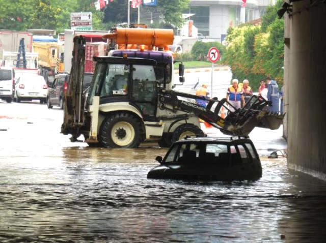 İstanbul'da Araç Alt Geçitte Mahsur Kaldı