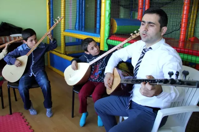 Sevgi Evleri Çocuklarına Bağlama Öğretiyor haberi fotografı, fotografları