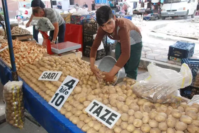 Tokat'ta Patates 2 Lira, Soğan 3 Liradan Satılıyor Tokat'ta Patates 2 Lira, Soğan 3 Liradan Satılıyor