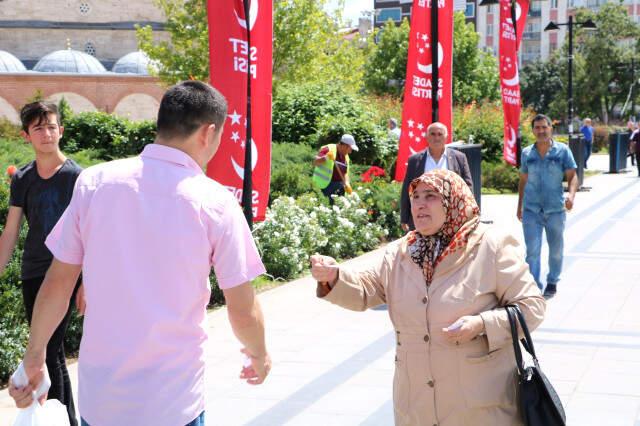 Yaşlı Anne Müzisyen Oğlunun Sosyal Medya Takipçisini Arttırmak İlan Dağıtmaya Başladı