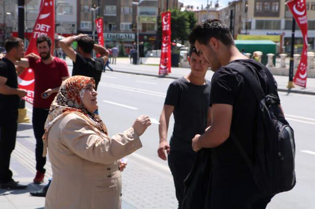 Yaşlı Anne Müzisyen Oğlunun Sosyal Medya Takipçisini Arttırmak İlan Dağıtmaya Başladı