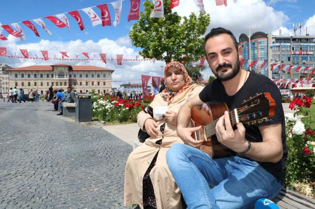 Yaşlı Anne Müzisyen Oğlunun Sosyal Medya Takipçisini Arttırmak İlan Dağıtmaya Başladı