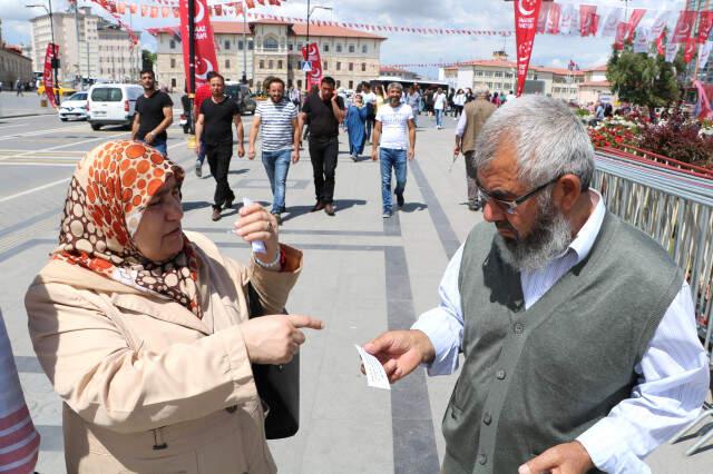 Yaşlı Anne Müzisyen Oğlunun Sosyal Medya Takipçisini Arttırmak İlan Dağıtmaya Başladı