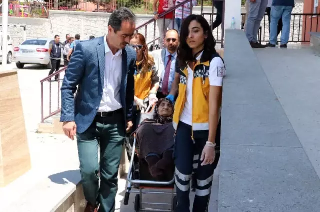 83 Yaşında Sedye Üzerinde Oy Kullandı