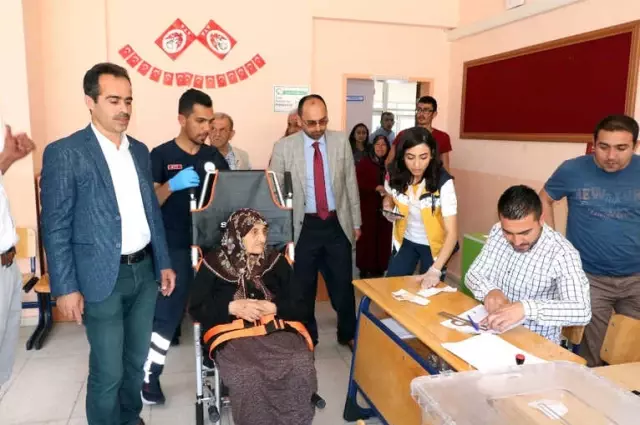 83 Yaşında Sedye Üzerinde Oy Kullandı