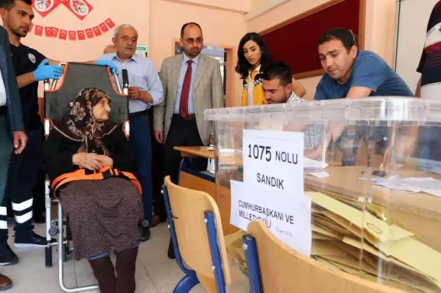 83 Yaşında Sedye Üzerinde Oy Kullandı