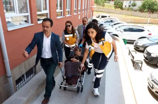 83 Yaşında Sedye Üzerinde Oy Kullandı