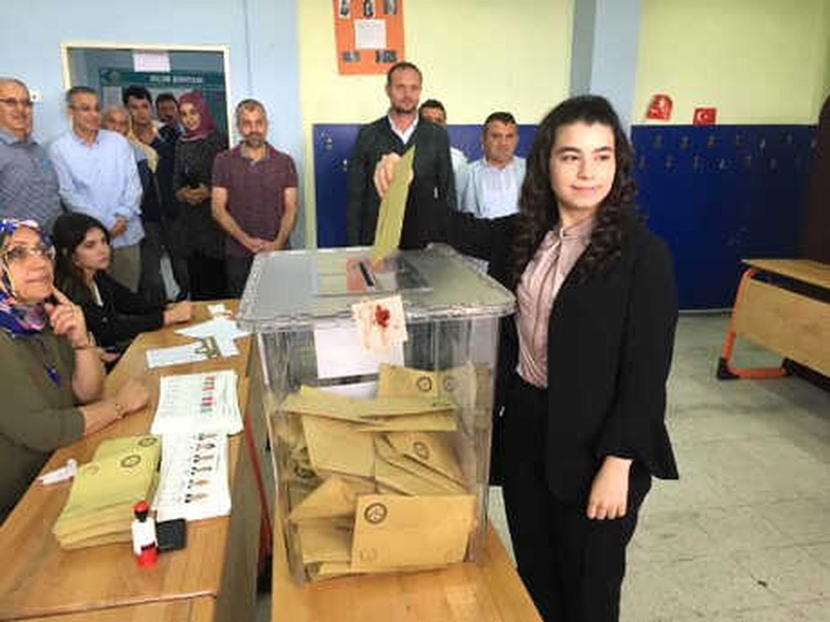AK Parti'nin En Genç Milletvekili Adayı Oyunu Kullandı