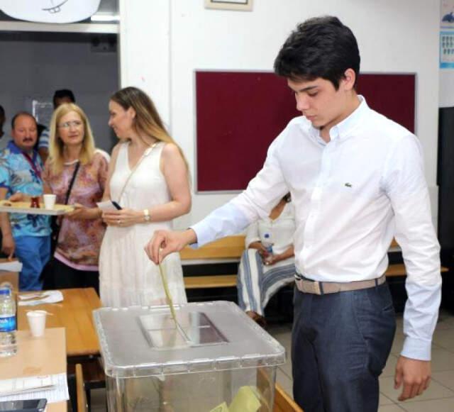 AK Parti'nin En Genç Milletvekili Adayı Oyunu Kullandı