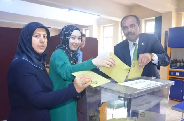 AK Parti Trabzon Milletvekili Adayları Oylarını Kullandı AK Parti Trabzon Milletvekili Adayları Oylarını Kullandı