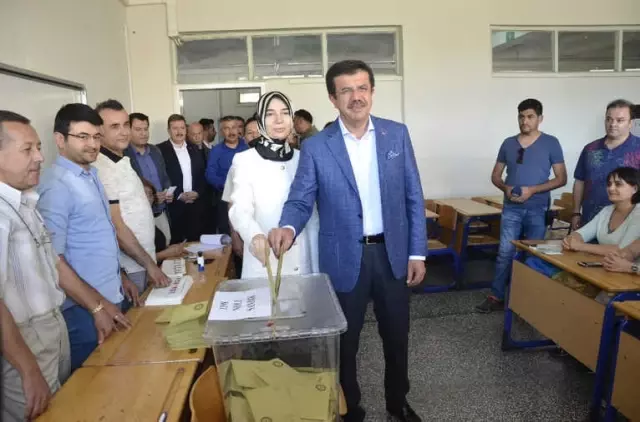 Bakan Zeybekci Oyunu Denizli'de Kullandı