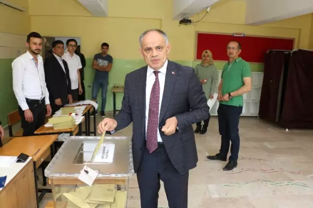 Başkan Esat Öztürk Oyunu Kullandı