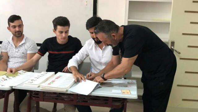 Cem Yılmaz'ın Oy Kullandığı Sandıkta Kahkahalar Havada Uçuştu
