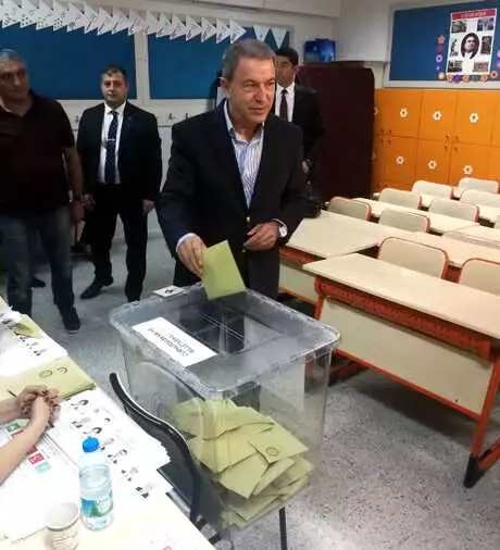 Genelkurmay Başkanı Akar ve Komutanlar Başkentte Oy Kullandı