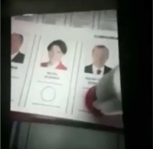 İki Oy Birden Kullanan Vatandaş, Görüntüsünü Sosyal Medyada Paylaştı İki Oy Birden Kullanan Vatandaş, Görüntüsünü Sosyal Medyada Paylaştı