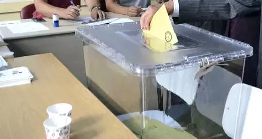 İki Oy Birden Kullanan Vatandaş, Görüntüsünü Sosyal Medyada Paylaştı İki Oy Birden Kullanan Vatandaş, Görüntüsünü Sosyal Medyada Paylaştı