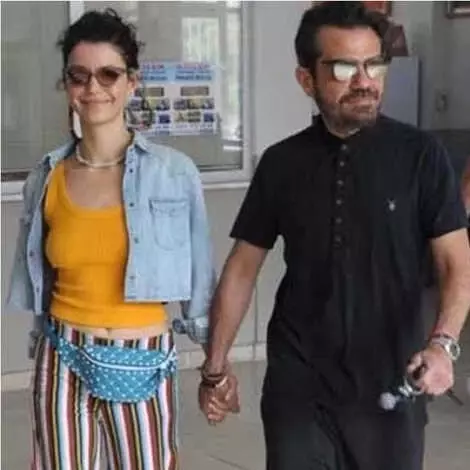 Kenan Doğulu ve Beren Saat, Oy Kullanmak İçin Amerika'daki Tatillerinden Döndü Kenan Doğulu ve Beren Saat, Oy Kullanmak İçin Amerika'daki Tatillerinden Döndü
