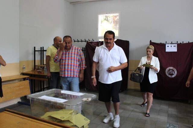 Oy Kullanan Ünlülerin Sandık Paylaşımları