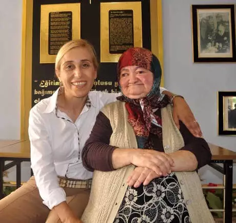 Oy Pusulasını İlk Defa İki Gözüyle Gördü Oy Pusulasını İlk Defa İki Gözüyle Gördü