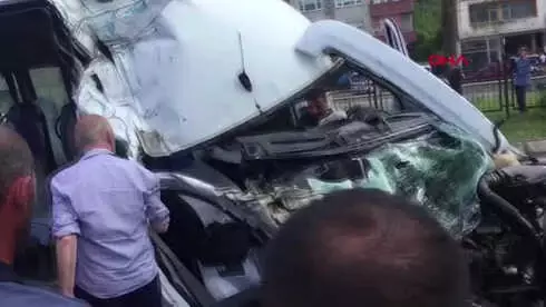 Trabzon Yolcu Minibüsü, Çöp Kamyonuna Çarptı 2'si Ağır, 10 Yaralı