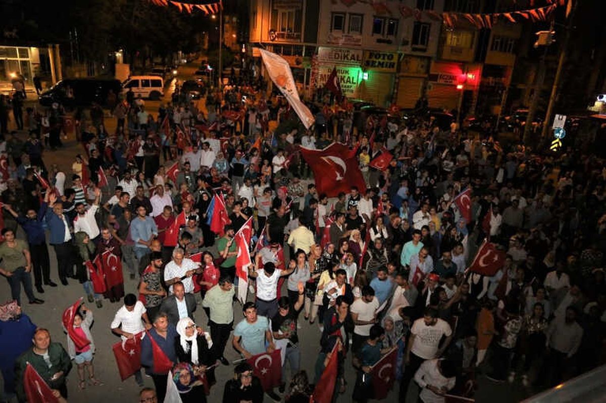 AK Parti'nin Seçim Başarısı Van'da Kutlandı
