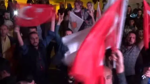 AK Parti'nin Zaferi Yurt Genelinde Coşkuyla Kutlandı AK Parti'nin Zaferi Yurt Genelinde Coşkuyla Kutlandı