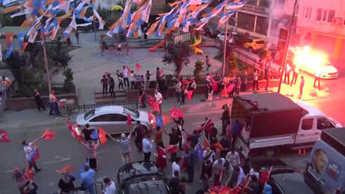 Cumhurbaşkanı Erdoğan'ın Seçim Zaferi Kasımpaşa'da Coşkuyla Kutlandı