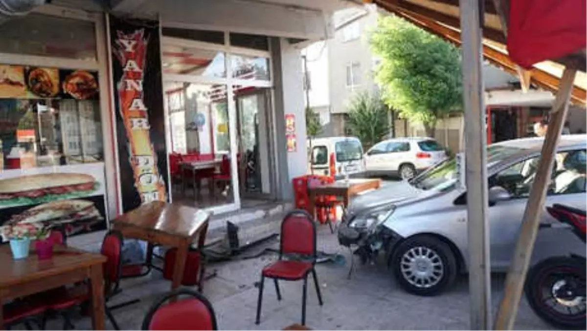 Kontrolden Çıkan Otomobil Lokantaya Girdi