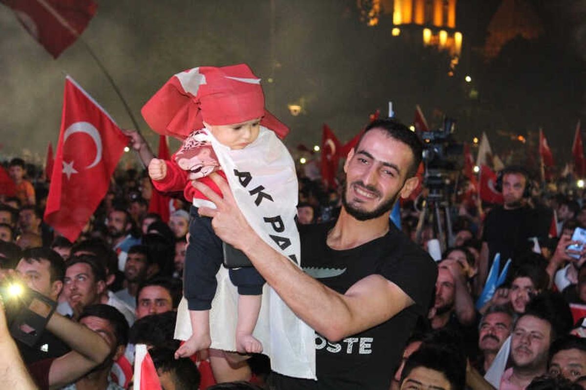 Konya'da Ak Partililer Sokaklara Akın Etti