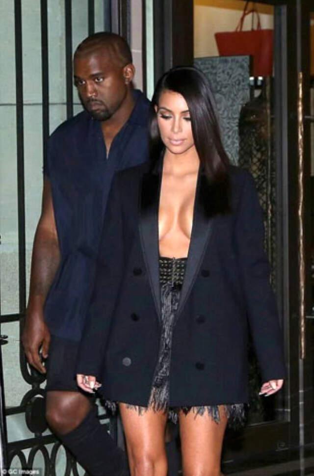 Magazin Yıldızı Kim Kardashian, Cesur Kıyafetiyle Yine Adından Söz Ettirdi