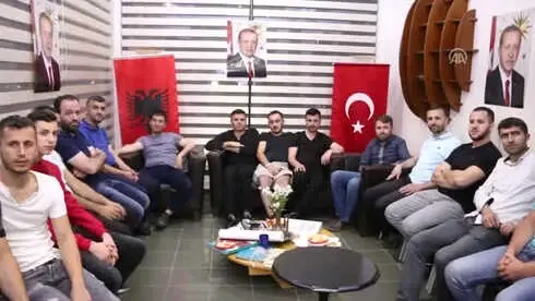Seçim Sonuçları Kutlanıyor Seçim Sonuçları Kutlanıyor
