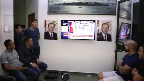 Seçim Sonuçları Kutlanıyor Seçim Sonuçları Kutlanıyor