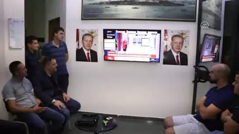Seçim Sonuçları Kutlanıyor Seçim Sonuçları Kutlanıyor