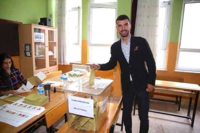TBMM'ye Birçok Ünlü İsim Girmeyi Başardı İşte Dikkat Çeken Vekiller
