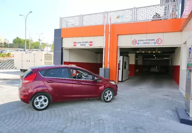 Başakşehir'de Dolu Uyarısı Nedeniyle Kapalı Pazarlar Otopark Oldu