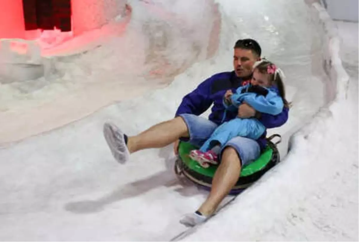 Buz Heykel Müzesi Serinletiyor