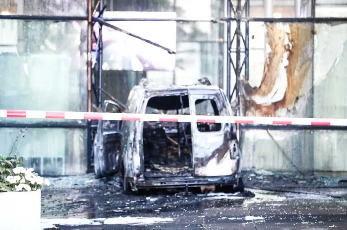 Hollanda'da Bir Araç Gazetenin Binasına Daldı