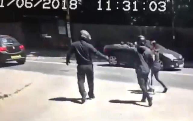 Kask Takan Hırsızlar, 3 Yaşındaki Çocuğu Annesinin Elinden Alıp Kaçırmaya Çalıştı