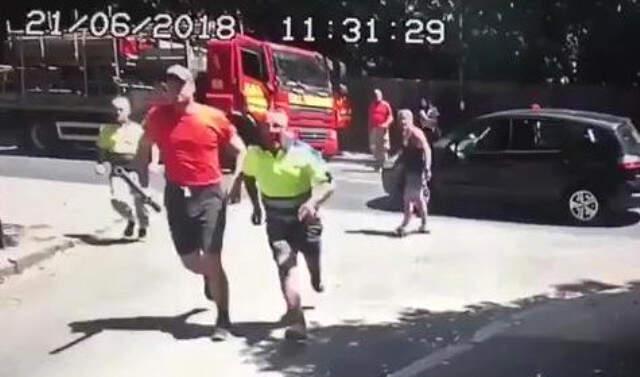Kask Takan Hırsızlar, 3 Yaşındaki Çocuğu Annesinin Elinden Alıp Kaçırmaya Çalıştı