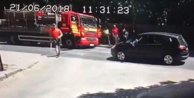 Kask Takan Hırsızlar, 3 Yaşındaki Çocuğu Annesinin Elinden Alıp Kaçırmaya Çalıştı