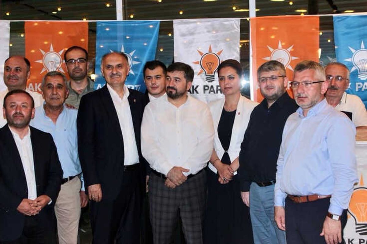 Ak Partililer, 'Teşekkür' Yemeğinde Bir Araya Geldi