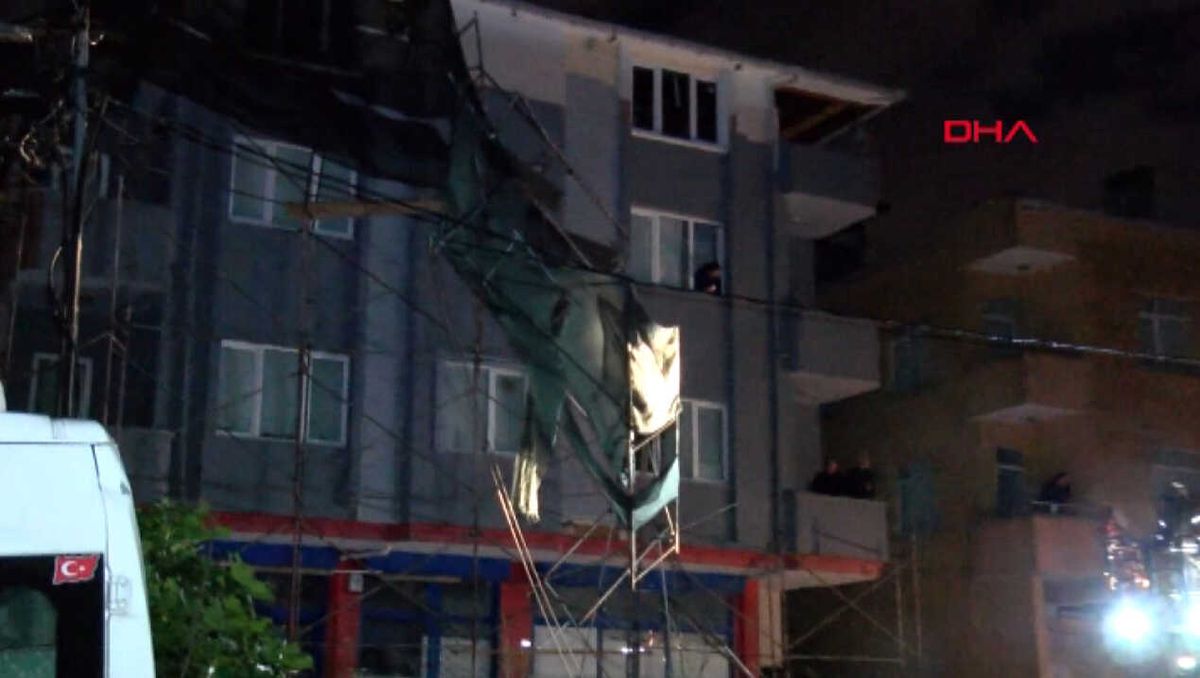 Ataşehir'de Binanın Dış Cephe İskelesi Devrildi