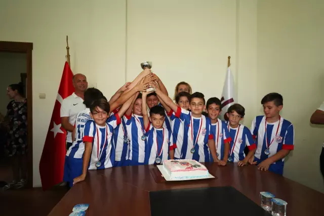 Kupalarını Başkan Uyar'a Getirdiler